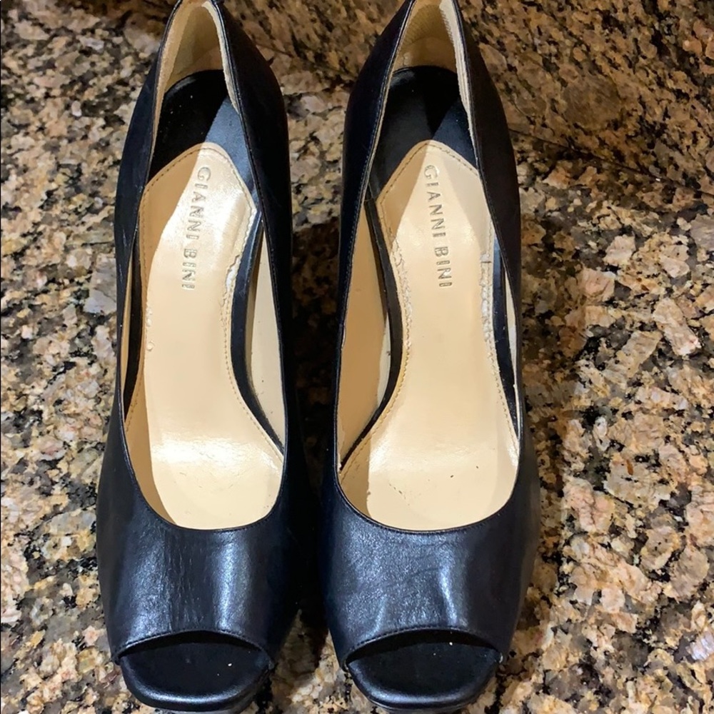 Black leather Gianni Bini Heels